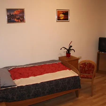 Mit 4 Schlafzimmer Fuer 2 Bis 9 Gaeste----apartment With 4 Bedrooms For 2 To 9 Guests Norimberk