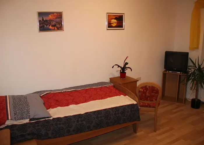 Mit 4 Schlafzimmer Fuer 2 Bis 9 Gaeste----apartment With 4 Bedrooms For 2 To 9 Guests Nürnberg